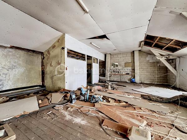 Local commercial avec locataire en place.

Ce bien comprend au rez-de-chaussée: un hall d’entrée, des vestiaires ainsi que deux salles bénéficiant d’un accès direct vers l’extérieur.

À l’étage, vous découvrirez une partie actuellement exploitée comprenant un espace de stockage, un bureau et des vestiaires. Ce niveau offre également un fort potentiel grâce à deux greniers exploitables d’environ 155 m² et 56 m².

Le local bénéficie également d’un espace de stationnement.

Le bail commercial a été conclu pour une durée de neuf années entières et consécutives, avec une prise d’effet rétroactive au 1er septembre 2024.

Une visite virtuelle est disponible afin de vous offrir un meilleur aperçu de l’ensemble du bien.