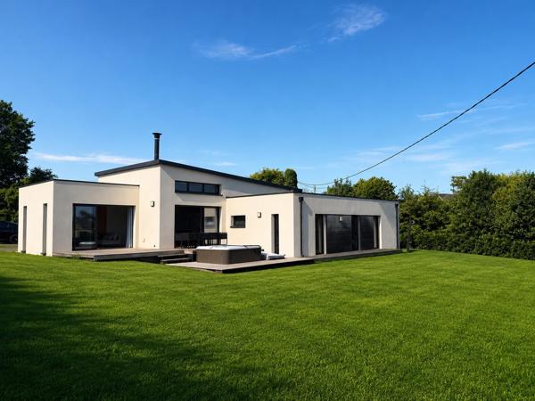 Maison contemporaine à vendre à Lannilis – 129 m² – 4 chambres – Terrain de 2 406 m² – Jacuzzi