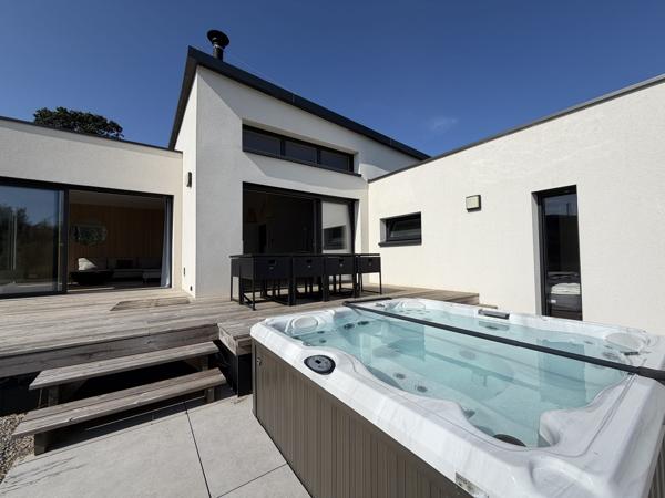 Maison contemporaine à vendre à Lannilis – 129 m² – 4 chambres – Terrain de 2 406 m² – Jacuzzi