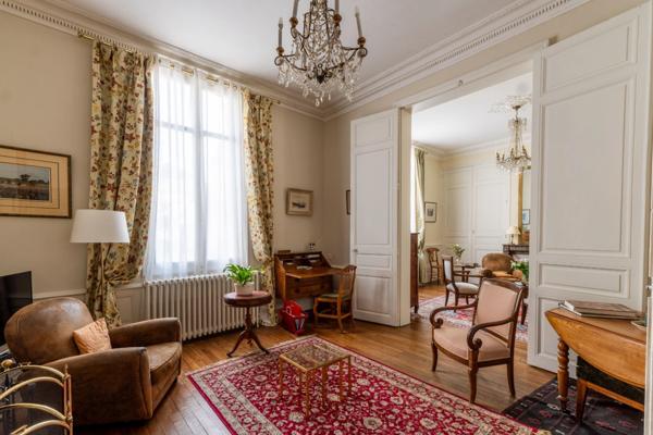 Saumur centre - Maison de caractère de 346 m², 7 chambres, dépendances et jardin.