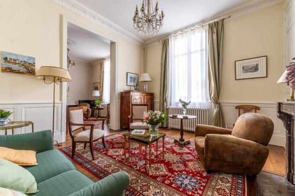 Saumur centre - Maison de caractère de 346 m², 7 chambres, dépendances et jardin.