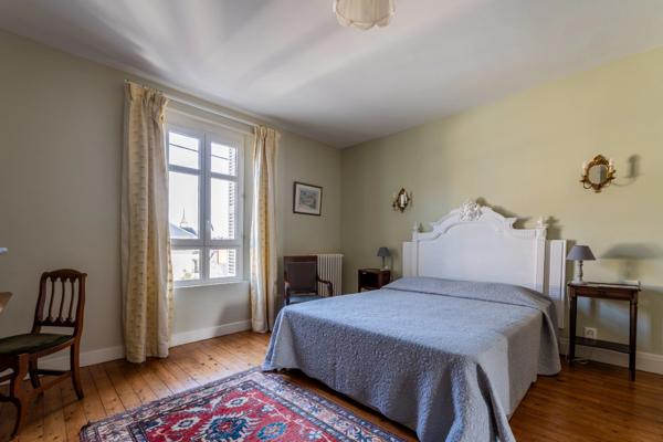 Saumur centre - Maison de caractère de 346 m², 7 chambres, dépendances et jardin.