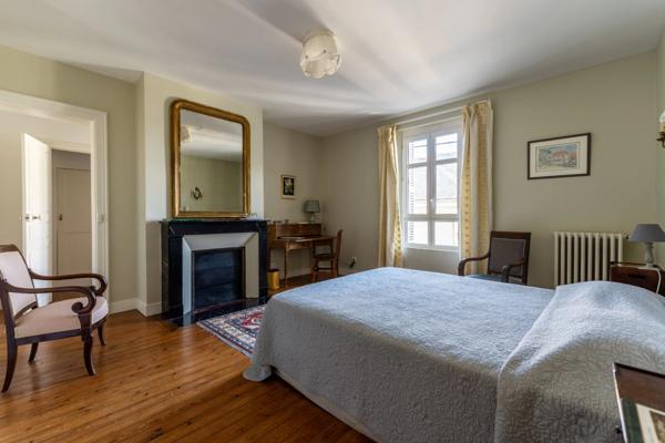 Saumur centre - Maison de caractère de 346 m², 7 chambres, dépendances et jardin.