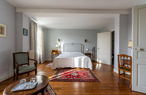 Saumur centre - Maison de caractère de 346 m², 7 chambres, dépendances et jardin.