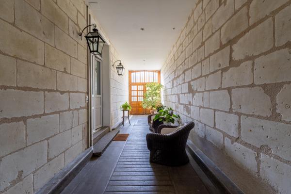Saumur centre - Maison de caractère de 346 m², 7 chambres, dépendances et jardin.