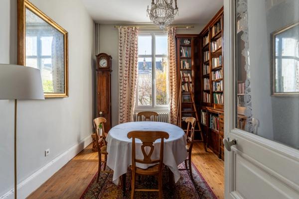 Saumur centre - Maison de caractère de 346 m², 7 chambres, dépendances et jardin.