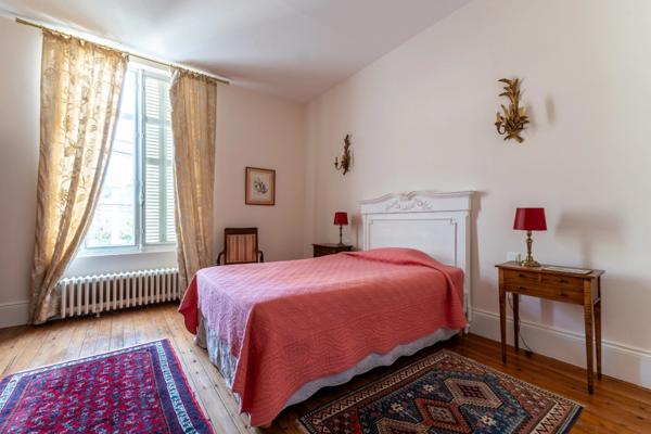 Saumur centre - Maison de caractère de 346 m², 7 chambres, dépendances et jardin.