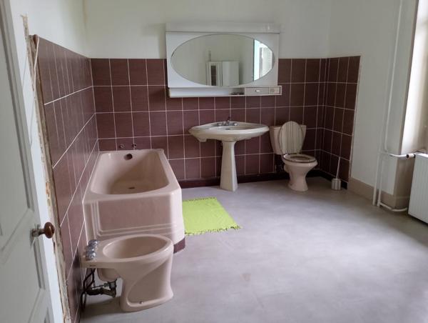 Maison de caractère avec sous sol avec grande dépendance