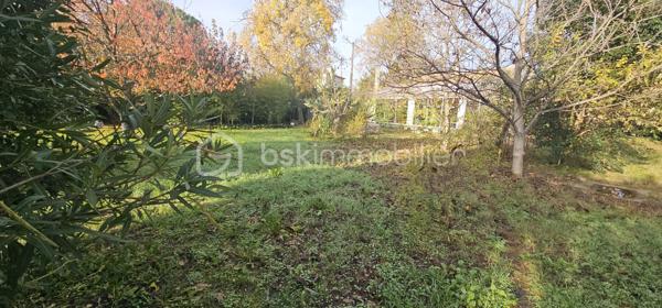 Terrain constructible 694 m² – Milhaud (proche Nîmes)

Situé sur la charmante commune de Milhaud, à seulement 10 minutes de Nîmes et à proximité immédiate du centre du village et de toutes les commodités, venez découvrir ce beau terrain constructible d’une superficie totale de 694 m².

Ce terrain plat se compose de deux parcelles déjà bornées, offrant de nombreuses possibilités pour votre futur projet de construction.

Une étude de sol a déjà été réalisée, un véritable atout pour sécuriser votre projet.

Le terrain est non viabilisé, avec les réseaux situés en bordure, laissant la viabilisation à prévoir par l’acquéreur.

Vous apprécierez également le fait qu’il soit libre de tout constructeur, vous permettant de concevoir votre projet en toute liberté.

L’emprise au sol autorisée dans ce secteur est de 0,50, soit environ 345 m² constructibles.

📍 Exposition Sud, cadre de vie agréable dans une commune dynamique.

Les + :

Deux parcelles bornées

Étude de sol réalisée

Libre constructeur

Proximité centre et commodités

À 10 minutes de Nîmes
