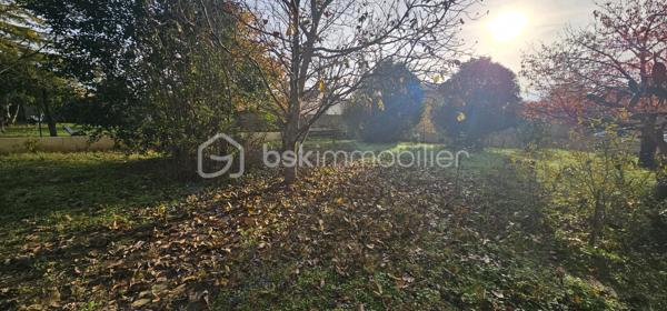 Terrain constructible 694 m² – Milhaud (proche Nîmes)

Situé sur la charmante commune de Milhaud, à seulement 10 minutes de Nîmes et à proximité immédiate du centre du village et de toutes les commodités, venez découvrir ce beau terrain constructible d’une superficie totale de 694 m².

Ce terrain plat se compose de deux parcelles déjà bornées, offrant de nombreuses possibilités pour votre futur projet de construction.

Une étude de sol a déjà été réalisée, un véritable atout pour sécuriser votre projet.

Le terrain est non viabilisé, avec les réseaux situés en bordure, laissant la viabilisation à prévoir par l’acquéreur.

Vous apprécierez également le fait qu’il soit libre de tout constructeur, vous permettant de concevoir votre projet en toute liberté.

L’emprise au sol autorisée dans ce secteur est de 0,50, soit environ 345 m² constructibles.

📍 Exposition Sud, cadre de vie agréable dans une commune dynamique.

Les + :

Deux parcelles bornées

Étude de sol réalisée

Libre constructeur

Proximité centre et commodités

À 10 minutes de Nîmes
