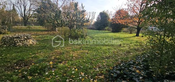 Terrain constructible 694 m² – Milhaud (proche Nîmes)

Situé sur la charmante commune de Milhaud, à seulement 10 minutes de Nîmes et à proximité immédiate du centre du village et de toutes les commodités, venez découvrir ce beau terrain constructible d’une superficie totale de 694 m².

Ce terrain plat se compose de deux parcelles déjà bornées, offrant de nombreuses possibilités pour votre futur projet de construction.

Une étude de sol a déjà été réalisée, un véritable atout pour sécuriser votre projet.

Le terrain est non viabilisé, avec les réseaux situés en bordure, laissant la viabilisation à prévoir par l’acquéreur.

Vous apprécierez également le fait qu’il soit libre de tout constructeur, vous permettant de concevoir votre projet en toute liberté.

L’emprise au sol autorisée dans ce secteur est de 0,50, soit environ 345 m² constructibles.

📍 Exposition Sud, cadre de vie agréable dans une commune dynamique.

Les + :

Deux parcelles bornées

Étude de sol réalisée

Libre constructeur

Proximité centre et commodités

À 10 minutes de Nîmes