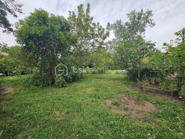 Terrain constructible 694 m² – Milhaud (proche Nîmes)

Situé sur la charmante commune de Milhaud, à seulement 10 minutes de Nîmes et à proximité immédiate du centre du village et de toutes les commodités, venez découvrir ce beau terrain constructible d’une superficie totale de 694 m².

Ce terrain plat se compose de deux parcelles déjà bornées, offrant de nombreuses possibilités pour votre futur projet de construction.

Une étude de sol a déjà été réalisée, un véritable atout pour sécuriser votre projet.

Le terrain est non viabilisé, avec les réseaux situés en bordure, laissant la viabilisation à prévoir par l’acquéreur.

Vous apprécierez également le fait qu’il soit libre de tout constructeur, vous permettant de concevoir votre projet en toute liberté.

L’emprise au sol autorisée dans ce secteur est de 0,50, soit environ 345 m² constructibles.

📍 Exposition Sud, cadre de vie agréable dans une commune dynamique.

Les + :

Deux parcelles bornées

Étude de sol réalisée

Libre constructeur

Proximité centre et commodités

À 10 minutes de Nîmes
