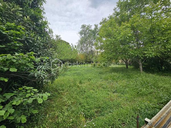 Terrain constructible 694 m² – Milhaud (proche Nîmes)

Situé sur la charmante commune de Milhaud, à seulement 10 minutes de Nîmes et à proximité immédiate du centre du village et de toutes les commodités, venez découvrir ce beau terrain constructible d’une superficie totale de 694 m².

Ce terrain plat se compose de deux parcelles déjà bornées, offrant de nombreuses possibilités pour votre futur projet de construction.

Une étude de sol a déjà été réalisée, un véritable atout pour sécuriser votre projet.

Le terrain est non viabilisé, avec les réseaux situés en bordure, laissant la viabilisation à prévoir par l’acquéreur.

Vous apprécierez également le fait qu’il soit libre de tout constructeur, vous permettant de concevoir votre projet en toute liberté.

L’emprise au sol autorisée dans ce secteur est de 0,50, soit environ 345 m² constructibles.

📍 Exposition Sud, cadre de vie agréable dans une commune dynamique.

Les + :

Deux parcelles bornées

Étude de sol réalisée

Libre constructeur

Proximité centre et commodités

À 10 minutes de Nîmes