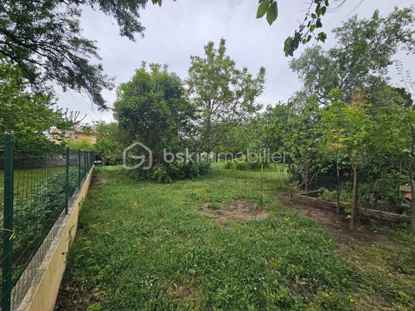 Terrain constructible 694 m² – Milhaud (proche Nîmes)

Situé sur la charmante commune de Milhaud, à seulement 10 minutes de Nîmes et à proximité immédiate du centre du village et de toutes les commodités, venez découvrir ce beau terrain constructible d’une superficie totale de 694 m².

Ce terrain plat se compose de deux parcelles déjà bornées, offrant de nombreuses possibilités pour votre futur projet de construction.

Une étude de sol a déjà été réalisée, un véritable atout pour sécuriser votre projet.

Le terrain est non viabilisé, avec les réseaux situés en bordure, laissant la viabilisation à prévoir par l’acquéreur.

Vous apprécierez également le fait qu’il soit libre de tout constructeur, vous permettant de concevoir votre projet en toute liberté.

L’emprise au sol autorisée dans ce secteur est de 0,50, soit environ 345 m² constructibles.

📍 Exposition Sud, cadre de vie agréable dans une commune dynamique.

Les + :

Deux parcelles bornées

Étude de sol réalisée

Libre constructeur

Proximité centre et commodités

À 10 minutes de Nîmes