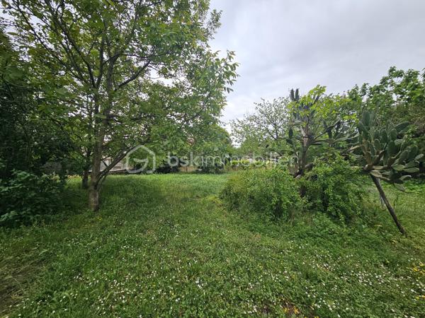 Terrain constructible 694 m² – Milhaud (proche Nîmes)

Situé sur la charmante commune de Milhaud, à seulement 10 minutes de Nîmes et à proximité immédiate du centre du village et de toutes les commodités, venez découvrir ce beau terrain constructible d’une superficie totale de 694 m².

Ce terrain plat se compose de deux parcelles déjà bornées, offrant de nombreuses possibilités pour votre futur projet de construction.

Une étude de sol a déjà été réalisée, un véritable atout pour sécuriser votre projet.

Le terrain est non viabilisé, avec les réseaux situés en bordure, laissant la viabilisation à prévoir par l’acquéreur.

Vous apprécierez également le fait qu’il soit libre de tout constructeur, vous permettant de concevoir votre projet en toute liberté.

L’emprise au sol autorisée dans ce secteur est de 0,50, soit environ 345 m² constructibles.

📍 Exposition Sud, cadre de vie agréable dans une commune dynamique.

Les + :

Deux parcelles bornées

Étude de sol réalisée

Libre constructeur

Proximité centre et commodités

À 10 minutes de Nîmes