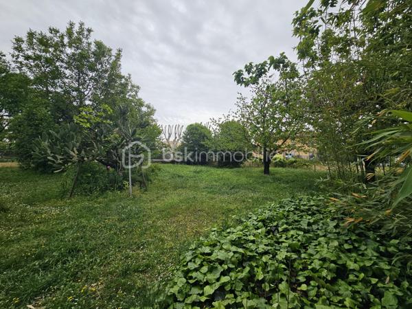 Terrain constructible 694 m² – Milhaud (proche Nîmes)

Situé sur la charmante commune de Milhaud, à seulement 10 minutes de Nîmes et à proximité immédiate du centre du village et de toutes les commodités, venez découvrir ce beau terrain constructible d’une superficie totale de 694 m².

Ce terrain plat se compose de deux parcelles déjà bornées, offrant de nombreuses possibilités pour votre futur projet de construction.

Une étude de sol a déjà été réalisée, un véritable atout pour sécuriser votre projet.

Le terrain est non viabilisé, avec les réseaux situés en bordure, laissant la viabilisation à prévoir par l’acquéreur.

Vous apprécierez également le fait qu’il soit libre de tout constructeur, vous permettant de concevoir votre projet en toute liberté.

L’emprise au sol autorisée dans ce secteur est de 0,50, soit environ 345 m² constructibles.

📍 Exposition Sud, cadre de vie agréable dans une commune dynamique.

Les + :

Deux parcelles bornées

Étude de sol réalisée

Libre constructeur

Proximité centre et commodités

À 10 minutes de Nîmes