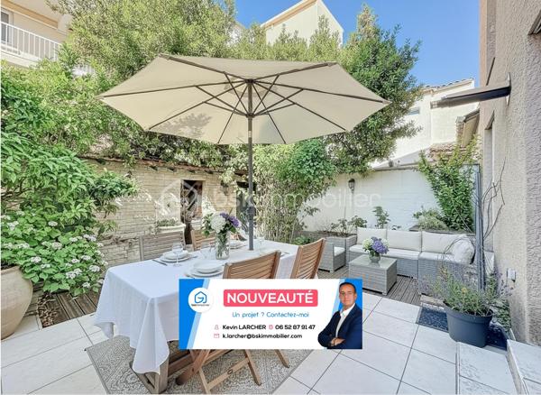 Découvrez cette charmante villa pleine d’authenticité, nichée au cœur de Palavas-les-Flots, véritable trésor caché alliant intimité, cachet et emplacement privilégié à deux pas des commodités et de la mer.

Dès l’entrée, vous serez séduits par sa belle pièce de vie lumineuse et conviviale, sublimée par un chaleureux poêle à granulés. La cuisine indépendante offre un espace fonctionnel. Vous bénéficierez d’un accès direct au garage d’environ 8 m², parfait pour du rangement, les vélos ou les scooters.

Côté extérieur, la villa dévoile un magnifique patio intimiste exposé sud-ouest, véritable havre de paix à l’abri des regards.

À l’étage, l’espace nuit se compose de trois belles chambres, d’une grande salle d’eau ainsi que d’un WC indépendant.

Une maison rare sur le secteur, offrant charme, authenticité et douceur de vivre dans l’un des quartiers les plus recherchés de Palavas-les-Flots.
