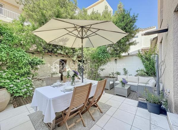 Découvrez cette charmante villa pleine d’authenticité, nichée au cœur de Palavas-les-Flots, véritable trésor caché alliant intimité, cachet et emplacement privilégié à deux pas des commodités et de la mer.

Dès l’entrée, vous serez séduits par sa belle pièce de vie lumineuse et conviviale, sublimée par un chaleureux poêle à granulés. La cuisine indépendante offre un espace fonctionnel. Vous bénéficierez d’un accès direct au garage d’environ 8 m², parfait pour du rangement, les vélos ou les scooters.

Côté extérieur, la villa dévoile un magnifique patio intimiste exposé sud-ouest, véritable havre de paix à l’abri des regards.

À l’étage, l’espace nuit se compose de trois belles chambres, d’une grande salle d’eau ainsi que d’un WC indépendant.

Une maison rare sur le secteur, offrant charme, authenticité et douceur de vivre dans l’un des quartiers les plus recherchés de Palavas-les-Flots.
