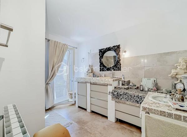 Découvrez cette charmante villa pleine d’authenticité, nichée au cœur de Palavas-les-Flots, véritable trésor caché alliant intimité, cachet et emplacement privilégié à deux pas des commodités et de la mer.

Dès l’entrée, vous serez séduits par sa belle pièce de vie lumineuse et conviviale, sublimée par un chaleureux poêle à granulés. La cuisine indépendante offre un espace fonctionnel. Vous bénéficierez d’un accès direct au garage d’environ 8 m², parfait pour du rangement, les vélos ou les scooters.

Côté extérieur, la villa dévoile un magnifique patio intimiste exposé sud-ouest, véritable havre de paix à l’abri des regards.

À l’étage, l’espace nuit se compose de trois belles chambres, d’une grande salle d’eau ainsi que d’un WC indépendant.

Une maison rare sur le secteur, offrant charme, authenticité et douceur de vivre dans l’un des quartiers les plus recherchés de Palavas-les-Flots.