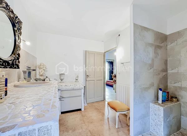 Découvrez cette charmante villa pleine d’authenticité, nichée au cœur de Palavas-les-Flots, véritable trésor caché alliant intimité, cachet et emplacement privilégié à deux pas des commodités et de la mer.

Dès l’entrée, vous serez séduits par sa belle pièce de vie lumineuse et conviviale, sublimée par un chaleureux poêle à granulés. La cuisine indépendante offre un espace fonctionnel. Vous bénéficierez d’un accès direct au garage d’environ 8 m², parfait pour du rangement, les vélos ou les scooters.

Côté extérieur, la villa dévoile un magnifique patio intimiste exposé sud-ouest, véritable havre de paix à l’abri des regards.

À l’étage, l’espace nuit se compose de trois belles chambres, d’une grande salle d’eau ainsi que d’un WC indépendant.

Une maison rare sur le secteur, offrant charme, authenticité et douceur de vivre dans l’un des quartiers les plus recherchés de Palavas-les-Flots.