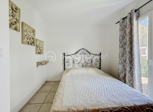 Découvrez cette charmante villa pleine d’authenticité, nichée au cœur de Palavas-les-Flots, véritable trésor caché alliant intimité, cachet et emplacement privilégié à deux pas des commodités et de la mer.

Dès l’entrée, vous serez séduits par sa belle pièce de vie lumineuse et conviviale, sublimée par un chaleureux poêle à granulés. La cuisine indépendante offre un espace fonctionnel. Vous bénéficierez d’un accès direct au garage d’environ 8 m², parfait pour du rangement, les vélos ou les scooters.

Côté extérieur, la villa dévoile un magnifique patio intimiste exposé sud-ouest, véritable havre de paix à l’abri des regards.

À l’étage, l’espace nuit se compose de trois belles chambres, d’une grande salle d’eau ainsi que d’un WC indépendant.

Une maison rare sur le secteur, offrant charme, authenticité et douceur de vivre dans l’un des quartiers les plus recherchés de Palavas-les-Flots.