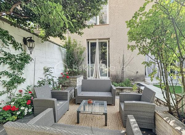 Découvrez cette charmante villa pleine d’authenticité, nichée au cœur de Palavas-les-Flots, véritable trésor caché alliant intimité, cachet et emplacement privilégié à deux pas des commodités et de la mer.

Dès l’entrée, vous serez séduits par sa belle pièce de vie lumineuse et conviviale, sublimée par un chaleureux poêle à granulés. La cuisine indépendante offre un espace fonctionnel. Vous bénéficierez d’un accès direct au garage d’environ 8 m², parfait pour du rangement, les vélos ou les scooters.

Côté extérieur, la villa dévoile un magnifique patio intimiste exposé sud-ouest, véritable havre de paix à l’abri des regards.

À l’étage, l’espace nuit se compose de trois belles chambres, d’une grande salle d’eau ainsi que d’un WC indépendant.

Une maison rare sur le secteur, offrant charme, authenticité et douceur de vivre dans l’un des quartiers les plus recherchés de Palavas-les-Flots.