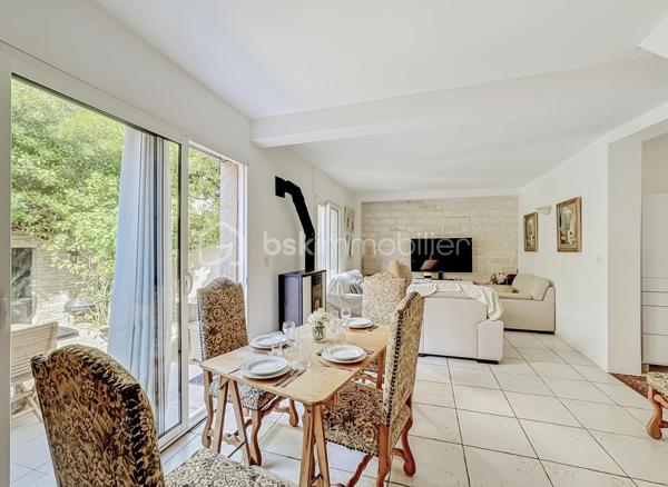 Découvrez cette charmante villa pleine d’authenticité, nichée au cœur de Palavas-les-Flots, véritable trésor caché alliant intimité, cachet et emplacement privilégié à deux pas des commodités et de la mer.

Dès l’entrée, vous serez séduits par sa belle pièce de vie lumineuse et conviviale, sublimée par un chaleureux poêle à granulés. La cuisine indépendante offre un espace fonctionnel. Vous bénéficierez d’un accès direct au garage d’environ 8 m², parfait pour du rangement, les vélos ou les scooters.

Côté extérieur, la villa dévoile un magnifique patio intimiste exposé sud-ouest, véritable havre de paix à l’abri des regards.

À l’étage, l’espace nuit se compose de trois belles chambres, d’une grande salle d’eau ainsi que d’un WC indépendant.

Une maison rare sur le secteur, offrant charme, authenticité et douceur de vivre dans l’un des quartiers les plus recherchés de Palavas-les-Flots.