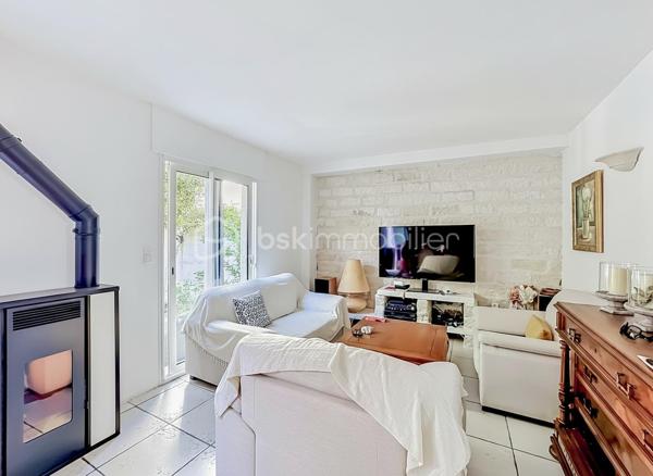 Découvrez cette charmante villa pleine d’authenticité, nichée au cœur de Palavas-les-Flots, véritable trésor caché alliant intimité, cachet et emplacement privilégié à deux pas des commodités et de la mer.

Dès l’entrée, vous serez séduits par sa belle pièce de vie lumineuse et conviviale, sublimée par un chaleureux poêle à granulés. La cuisine indépendante offre un espace fonctionnel. Vous bénéficierez d’un accès direct au garage d’environ 8 m², parfait pour du rangement, les vélos ou les scooters.

Côté extérieur, la villa dévoile un magnifique patio intimiste exposé sud-ouest, véritable havre de paix à l’abri des regards.

À l’étage, l’espace nuit se compose de trois belles chambres, d’une grande salle d’eau ainsi que d’un WC indépendant.

Une maison rare sur le secteur, offrant charme, authenticité et douceur de vivre dans l’un des quartiers les plus recherchés de Palavas-les-Flots.