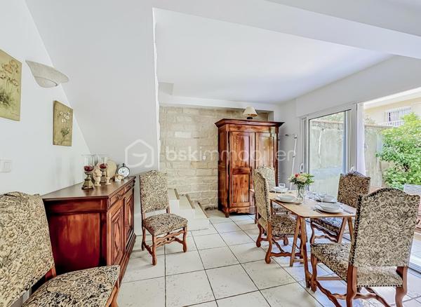 Découvrez cette charmante villa pleine d’authenticité, nichée au cœur de Palavas-les-Flots, véritable trésor caché alliant intimité, cachet et emplacement privilégié à deux pas des commodités et de la mer.

Dès l’entrée, vous serez séduits par sa belle pièce de vie lumineuse et conviviale, sublimée par un chaleureux poêle à granulés. La cuisine indépendante offre un espace fonctionnel. Vous bénéficierez d’un accès direct au garage d’environ 8 m², parfait pour du rangement, les vélos ou les scooters.

Côté extérieur, la villa dévoile un magnifique patio intimiste exposé sud-ouest, véritable havre de paix à l’abri des regards.

À l’étage, l’espace nuit se compose de trois belles chambres, d’une grande salle d’eau ainsi que d’un WC indépendant.

Une maison rare sur le secteur, offrant charme, authenticité et douceur de vivre dans l’un des quartiers les plus recherchés de Palavas-les-Flots.