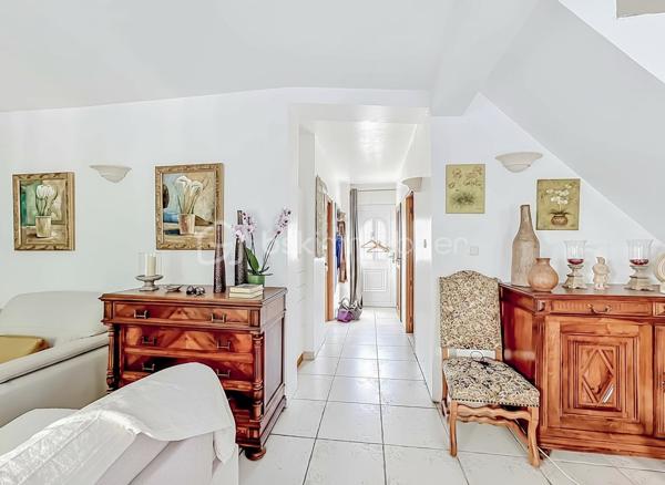 Découvrez cette charmante villa pleine d’authenticité, nichée au cœur de Palavas-les-Flots, véritable trésor caché alliant intimité, cachet et emplacement privilégié à deux pas des commodités et de la mer.

Dès l’entrée, vous serez séduits par sa belle pièce de vie lumineuse et conviviale, sublimée par un chaleureux poêle à granulés. La cuisine indépendante offre un espace fonctionnel. Vous bénéficierez d’un accès direct au garage d’environ 8 m², parfait pour du rangement, les vélos ou les scooters.

Côté extérieur, la villa dévoile un magnifique patio intimiste exposé sud-ouest, véritable havre de paix à l’abri des regards.

À l’étage, l’espace nuit se compose de trois belles chambres, d’une grande salle d’eau ainsi que d’un WC indépendant.

Une maison rare sur le secteur, offrant charme, authenticité et douceur de vivre dans l’un des quartiers les plus recherchés de Palavas-les-Flots.