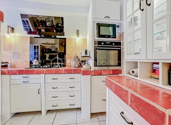 Découvrez cette charmante villa pleine d’authenticité, nichée au cœur de Palavas-les-Flots, véritable trésor caché alliant intimité, cachet et emplacement privilégié à deux pas des commodités et de la mer.

Dès l’entrée, vous serez séduits par sa belle pièce de vie lumineuse et conviviale, sublimée par un chaleureux poêle à granulés. La cuisine indépendante offre un espace fonctionnel. Vous bénéficierez d’un accès direct au garage d’environ 8 m², parfait pour du rangement, les vélos ou les scooters.

Côté extérieur, la villa dévoile un magnifique patio intimiste exposé sud-ouest, véritable havre de paix à l’abri des regards.

À l’étage, l’espace nuit se compose de trois belles chambres, d’une grande salle d’eau ainsi que d’un WC indépendant.

Une maison rare sur le secteur, offrant charme, authenticité et douceur de vivre dans l’un des quartiers les plus recherchés de Palavas-les-Flots.