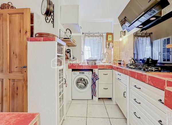 Découvrez cette charmante villa pleine d’authenticité, nichée au cœur de Palavas-les-Flots, véritable trésor caché alliant intimité, cachet et emplacement privilégié à deux pas des commodités et de la mer.

Dès l’entrée, vous serez séduits par sa belle pièce de vie lumineuse et conviviale, sublimée par un chaleureux poêle à granulés. La cuisine indépendante offre un espace fonctionnel. Vous bénéficierez d’un accès direct au garage d’environ 8 m², parfait pour du rangement, les vélos ou les scooters.

Côté extérieur, la villa dévoile un magnifique patio intimiste exposé sud-ouest, véritable havre de paix à l’abri des regards.

À l’étage, l’espace nuit se compose de trois belles chambres, d’une grande salle d’eau ainsi que d’un WC indépendant.

Une maison rare sur le secteur, offrant charme, authenticité et douceur de vivre dans l’un des quartiers les plus recherchés de Palavas-les-Flots.
