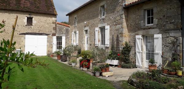 BEL ENSEMBLE MAISON & DEPENDANCES - 86500 - MONTMORILLON