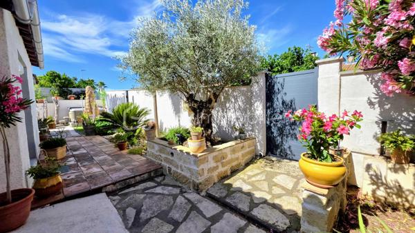 COUP DE COEUR A BAILLARGUES - Je vous propose à la vente cette jolie maison familiale de 136m2 de surface habitable (167 m2 d'emprise au sol)  répartie sur 2 niveaux sur une parcelle d'environ 500m2.
La maison lumineuse est composée au rez-de-chaussée d’une entrée, une grande pièce de vie avec cheminée, une cuisine ouverte aménagée et équipée avec coin repas, une grande buanderie avec dressing, deux chambres, une salle d’eau et des WC séparés. Une pièce actuellement utilisée en bureau peut être convertie en salle de jeux ou chambre selon les besoins.
A l’étage se trouvent deux chambres dont une avec une pièce supplémentaire en enfilade sous les toits, un dressing et une salle de bains avec WC. Les combles sont aménageables.
A l’extérieur, le jardin paysagé est agrémenté d’un coin détente avec jacuzzi  ainsi que d'une belle terrasse couverte qui offre ainsi un espace de vie supplémentaire.
Les plus : climatisation, alarme (capteur de mouvement), potentiel d’aménagement par les combles, possibilité de créer une 5ème chambre, panneaux photovoltaïques en contrat jusqu’en 2030 générant un revenu permettant de financer la taxe foncière, un grand garage, un abri voiture et la possibilité de garer 3 véhicules sur la propriété ajoute un confort supplémentaire au quotidien.
Emplacement stratégique et idéal proche de toutes les commodités (à 400m à pied du centre du village) commerces, écoles maternelles, élémentaires, collège, lycée international, Golf de Baillargues, ainsi que des grands axes autoroutiers, Gare TER (8mn du centre-ville de Montpellier, 37mn de Nîmes), gare Sud de France et aéroport à 20mn en voiture, les plages du littoral à moins de 20mn.