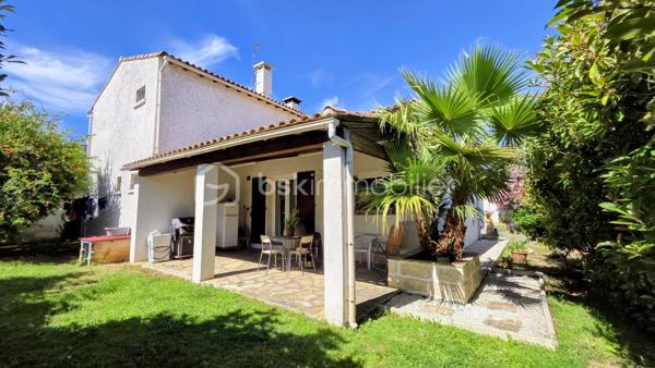 COUP DE COEUR A BAILLARGUES - Je vous propose à la vente cette jolie maison familiale de 136m2 de surface habitable (167 m2 d'emprise au sol)  répartie sur 2 niveaux sur une parcelle d'environ 500m2.
La maison lumineuse est composée au rez-de-chaussée d’une entrée, une grande pièce de vie avec cheminée, une cuisine ouverte aménagée et équipée avec coin repas, une grande buanderie avec dressing, deux chambres, une salle d’eau et des WC séparés. Une pièce actuellement utilisée en bureau peut être convertie en salle de jeux ou chambre selon les besoins.
A l’étage se trouvent deux chambres dont une avec une pièce supplémentaire en enfilade sous les toits, un dressing et une salle de bains avec WC. Les combles sont aménageables.
A l’extérieur, le jardin paysagé est agrémenté d’un coin détente avec jacuzzi  ainsi que d'une belle terrasse couverte qui offre ainsi un espace de vie supplémentaire.
Les plus : climatisation, alarme (capteur de mouvement), potentiel d’aménagement par les combles, possibilité de créer une 5ème chambre, panneaux photovoltaïques en contrat jusqu’en 2030 générant un revenu permettant de financer la taxe foncière, un grand garage, un abri voiture et la possibilité de garer 3 véhicules sur la propriété ajoute un confort supplémentaire au quotidien.
Emplacement stratégique et idéal proche de toutes les commodités (à 400m à pied du centre du village) commerces, écoles maternelles, élémentaires, collège, lycée international, Golf de Baillargues, ainsi que des grands axes autoroutiers, Gare TER (8mn du centre-ville de Montpellier, 37mn de Nîmes), gare Sud de France et aéroport à 20mn en voiture, les plages du littoral à moins de 20mn.