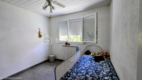 COUP DE COEUR A BAILLARGUES - Je vous propose à la vente cette jolie maison familiale de 136m2 de surface habitable (167 m2 d'emprise au sol)  répartie sur 2 niveaux sur une parcelle d'environ 500m2.
La maison lumineuse est composée au rez-de-chaussée d’une entrée, une grande pièce de vie avec cheminée, une cuisine ouverte aménagée et équipée avec coin repas, une grande buanderie avec dressing, deux chambres, une salle d’eau et des WC séparés. Une pièce actuellement utilisée en bureau peut être convertie en salle de jeux ou chambre selon les besoins.
A l’étage se trouvent deux chambres dont une avec une pièce supplémentaire en enfilade sous les toits, un dressing et une salle de bains avec WC. Les combles sont aménageables.
A l’extérieur, le jardin paysagé est agrémenté d’un coin détente avec jacuzzi  ainsi que d'une belle terrasse couverte qui offre ainsi un espace de vie supplémentaire.
Les plus : climatisation, alarme (capteur de mouvement), potentiel d’aménagement par les combles, possibilité de créer une 5ème chambre, panneaux photovoltaïques en contrat jusqu’en 2030 générant un revenu permettant de financer la taxe foncière, un grand garage, un abri voiture et la possibilité de garer 3 véhicules sur la propriété ajoute un confort supplémentaire au quotidien.
Emplacement stratégique et idéal proche de toutes les commodités (à 400m à pied du centre du village) commerces, écoles maternelles, élémentaires, collège, lycée international, Golf de Baillargues, ainsi que des grands axes autoroutiers, Gare TER (8mn du centre-ville de Montpellier, 37mn de Nîmes), gare Sud de France et aéroport à 20mn en voiture, les plages du littoral à moins de 20mn.