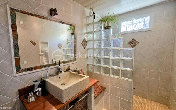 COUP DE COEUR A BAILLARGUES - Je vous propose à la vente cette jolie maison familiale de 136m2 de surface habitable (167 m2 d'emprise au sol)  répartie sur 2 niveaux sur une parcelle d'environ 500m2.
La maison lumineuse est composée au rez-de-chaussée d’une entrée, une grande pièce de vie avec cheminée, une cuisine ouverte aménagée et équipée avec coin repas, une grande buanderie avec dressing, deux chambres, une salle d’eau et des WC séparés. Une pièce actuellement utilisée en bureau peut être convertie en salle de jeux ou chambre selon les besoins.
A l’étage se trouvent deux chambres dont une avec une pièce supplémentaire en enfilade sous les toits, un dressing et une salle de bains avec WC. Les combles sont aménageables.
A l’extérieur, le jardin paysagé est agrémenté d’un coin détente avec jacuzzi  ainsi que d'une belle terrasse couverte qui offre ainsi un espace de vie supplémentaire.
Les plus : climatisation, alarme (capteur de mouvement), potentiel d’aménagement par les combles, possibilité de créer une 5ème chambre, panneaux photovoltaïques en contrat jusqu’en 2030 générant un revenu permettant de financer la taxe foncière, un grand garage, un abri voiture et la possibilité de garer 3 véhicules sur la propriété ajoute un confort supplémentaire au quotidien.
Emplacement stratégique et idéal proche de toutes les commodités (à 400m à pied du centre du village) commerces, écoles maternelles, élémentaires, collège, lycée international, Golf de Baillargues, ainsi que des grands axes autoroutiers, Gare TER (8mn du centre-ville de Montpellier, 37mn de Nîmes), gare Sud de France et aéroport à 20mn en voiture, les plages du littoral à moins de 20mn.