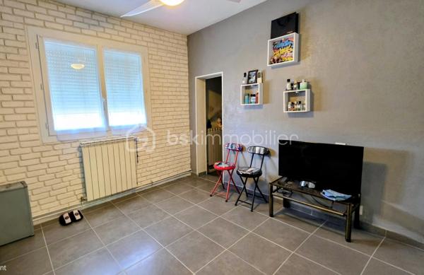 COUP DE COEUR A BAILLARGUES - Je vous propose à la vente cette jolie maison familiale de 136m2 de surface habitable (167 m2 d'emprise au sol)  répartie sur 2 niveaux sur une parcelle d'environ 500m2.
La maison lumineuse est composée au rez-de-chaussée d’une entrée, une grande pièce de vie avec cheminée, une cuisine ouverte aménagée et équipée avec coin repas, une grande buanderie avec dressing, deux chambres, une salle d’eau et des WC séparés. Une pièce actuellement utilisée en bureau peut être convertie en salle de jeux ou chambre selon les besoins.
A l’étage se trouvent deux chambres dont une avec une pièce supplémentaire en enfilade sous les toits, un dressing et une salle de bains avec WC. Les combles sont aménageables.
A l’extérieur, le jardin paysagé est agrémenté d’un coin détente avec jacuzzi  ainsi que d'une belle terrasse couverte qui offre ainsi un espace de vie supplémentaire.
Les plus : climatisation, alarme (capteur de mouvement), potentiel d’aménagement par les combles, possibilité de créer une 5ème chambre, panneaux photovoltaïques en contrat jusqu’en 2030 générant un revenu permettant de financer la taxe foncière, un grand garage, un abri voiture et la possibilité de garer 3 véhicules sur la propriété ajoute un confort supplémentaire au quotidien.
Emplacement stratégique et idéal proche de toutes les commodités (à 400m à pied du centre du village) commerces, écoles maternelles, élémentaires, collège, lycée international, Golf de Baillargues, ainsi que des grands axes autoroutiers, Gare TER (8mn du centre-ville de Montpellier, 37mn de Nîmes), gare Sud de France et aéroport à 20mn en voiture, les plages du littoral à moins de 20mn.