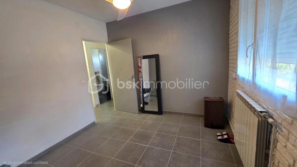COUP DE COEUR A BAILLARGUES - Je vous propose à la vente cette jolie maison familiale de 136m2 de surface habitable (167 m2 d'emprise au sol)  répartie sur 2 niveaux sur une parcelle d'environ 500m2.
La maison lumineuse est composée au rez-de-chaussée d’une entrée, une grande pièce de vie avec cheminée, une cuisine ouverte aménagée et équipée avec coin repas, une grande buanderie avec dressing, deux chambres, une salle d’eau et des WC séparés. Une pièce actuellement utilisée en bureau peut être convertie en salle de jeux ou chambre selon les besoins.
A l’étage se trouvent deux chambres dont une avec une pièce supplémentaire en enfilade sous les toits, un dressing et une salle de bains avec WC. Les combles sont aménageables.
A l’extérieur, le jardin paysagé est agrémenté d’un coin détente avec jacuzzi  ainsi que d'une belle terrasse couverte qui offre ainsi un espace de vie supplémentaire.
Les plus : climatisation, alarme (capteur de mouvement), potentiel d’aménagement par les combles, possibilité de créer une 5ème chambre, panneaux photovoltaïques en contrat jusqu’en 2030 générant un revenu permettant de financer la taxe foncière, un grand garage, un abri voiture et la possibilité de garer 3 véhicules sur la propriété ajoute un confort supplémentaire au quotidien.
Emplacement stratégique et idéal proche de toutes les commodités (à 400m à pied du centre du village) commerces, écoles maternelles, élémentaires, collège, lycée international, Golf de Baillargues, ainsi que des grands axes autoroutiers, Gare TER (8mn du centre-ville de Montpellier, 37mn de Nîmes), gare Sud de France et aéroport à 20mn en voiture, les plages du littoral à moins de 20mn.