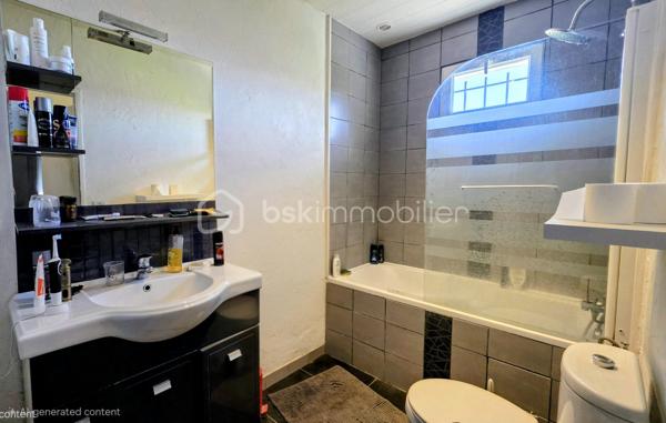 COUP DE COEUR A BAILLARGUES - Je vous propose à la vente cette jolie maison familiale de 136m2 de surface habitable (167 m2 d'emprise au sol)  répartie sur 2 niveaux sur une parcelle d'environ 500m2.
La maison lumineuse est composée au rez-de-chaussée d’une entrée, une grande pièce de vie avec cheminée, une cuisine ouverte aménagée et équipée avec coin repas, une grande buanderie avec dressing, deux chambres, une salle d’eau et des WC séparés. Une pièce actuellement utilisée en bureau peut être convertie en salle de jeux ou chambre selon les besoins.
A l’étage se trouvent deux chambres dont une avec une pièce supplémentaire en enfilade sous les toits, un dressing et une salle de bains avec WC. Les combles sont aménageables.
A l’extérieur, le jardin paysagé est agrémenté d’un coin détente avec jacuzzi  ainsi que d'une belle terrasse couverte qui offre ainsi un espace de vie supplémentaire.
Les plus : climatisation, alarme (capteur de mouvement), potentiel d’aménagement par les combles, possibilité de créer une 5ème chambre, panneaux photovoltaïques en contrat jusqu’en 2030 générant un revenu permettant de financer la taxe foncière, un grand garage, un abri voiture et la possibilité de garer 3 véhicules sur la propriété ajoute un confort supplémentaire au quotidien.
Emplacement stratégique et idéal proche de toutes les commodités (à 400m à pied du centre du village) commerces, écoles maternelles, élémentaires, collège, lycée international, Golf de Baillargues, ainsi que des grands axes autoroutiers, Gare TER (8mn du centre-ville de Montpellier, 37mn de Nîmes), gare Sud de France et aéroport à 20mn en voiture, les plages du littoral à moins de 20mn.