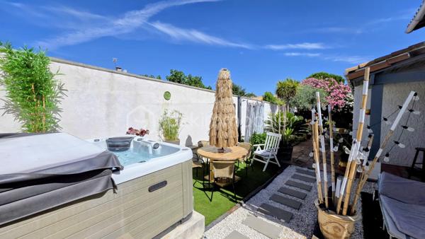COUP DE COEUR A BAILLARGUES - Je vous propose à la vente cette jolie maison familiale de 136m2 de surface habitable (167 m2 d'emprise au sol)  répartie sur 2 niveaux sur une parcelle d'environ 500m2.
La maison lumineuse est composée au rez-de-chaussée d’une entrée, une grande pièce de vie avec cheminée, une cuisine ouverte aménagée et équipée avec coin repas, une grande buanderie avec dressing, deux chambres, une salle d’eau et des WC séparés. Une pièce actuellement utilisée en bureau peut être convertie en salle de jeux ou chambre selon les besoins.
A l’étage se trouvent deux chambres dont une avec une pièce supplémentaire en enfilade sous les toits, un dressing et une salle de bains avec WC. Les combles sont aménageables.
A l’extérieur, le jardin paysagé est agrémenté d’un coin détente avec jacuzzi  ainsi que d'une belle terrasse couverte qui offre ainsi un espace de vie supplémentaire.
Les plus : climatisation, alarme (capteur de mouvement), potentiel d’aménagement par les combles, possibilité de créer une 5ème chambre, panneaux photovoltaïques en contrat jusqu’en 2030 générant un revenu permettant de financer la taxe foncière, un grand garage, un abri voiture et la possibilité de garer 3 véhicules sur la propriété ajoute un confort supplémentaire au quotidien.
Emplacement stratégique et idéal proche de toutes les commodités (à 400m à pied du centre du village) commerces, écoles maternelles, élémentaires, collège, lycée international, Golf de Baillargues, ainsi que des grands axes autoroutiers, Gare TER (8mn du centre-ville de Montpellier, 37mn de Nîmes), gare Sud de France et aéroport à 20mn en voiture, les plages du littoral à moins de 20mn.