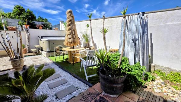 COUP DE COEUR A BAILLARGUES - Je vous propose à la vente cette jolie maison familiale de 136m2 de surface habitable (167 m2 d'emprise au sol)  répartie sur 2 niveaux sur une parcelle d'environ 500m2.
La maison lumineuse est composée au rez-de-chaussée d’une entrée, une grande pièce de vie avec cheminée, une cuisine ouverte aménagée et équipée avec coin repas, une grande buanderie avec dressing, deux chambres, une salle d’eau et des WC séparés. Une pièce actuellement utilisée en bureau peut être convertie en salle de jeux ou chambre selon les besoins.
A l’étage se trouvent deux chambres dont une avec une pièce supplémentaire en enfilade sous les toits, un dressing et une salle de bains avec WC. Les combles sont aménageables.
A l’extérieur, le jardin paysagé est agrémenté d’un coin détente avec jacuzzi  ainsi que d'une belle terrasse couverte qui offre ainsi un espace de vie supplémentaire.
Les plus : climatisation, alarme (capteur de mouvement), potentiel d’aménagement par les combles, possibilité de créer une 5ème chambre, panneaux photovoltaïques en contrat jusqu’en 2030 générant un revenu permettant de financer la taxe foncière, un grand garage, un abri voiture et la possibilité de garer 3 véhicules sur la propriété ajoute un confort supplémentaire au quotidien.
Emplacement stratégique et idéal proche de toutes les commodités (à 400m à pied du centre du village) commerces, écoles maternelles, élémentaires, collège, lycée international, Golf de Baillargues, ainsi que des grands axes autoroutiers, Gare TER (8mn du centre-ville de Montpellier, 37mn de Nîmes), gare Sud de France et aéroport à 20mn en voiture, les plages du littoral à moins de 20mn.