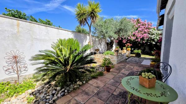 COUP DE COEUR A BAILLARGUES - Je vous propose à la vente cette jolie maison familiale de 136m2 de surface habitable (167 m2 d'emprise au sol)  répartie sur 2 niveaux sur une parcelle d'environ 500m2.
La maison lumineuse est composée au rez-de-chaussée d’une entrée, une grande pièce de vie avec cheminée, une cuisine ouverte aménagée et équipée avec coin repas, une grande buanderie avec dressing, deux chambres, une salle d’eau et des WC séparés. Une pièce actuellement utilisée en bureau peut être convertie en salle de jeux ou chambre selon les besoins.
A l’étage se trouvent deux chambres dont une avec une pièce supplémentaire en enfilade sous les toits, un dressing et une salle de bains avec WC. Les combles sont aménageables.
A l’extérieur, le jardin paysagé est agrémenté d’un coin détente avec jacuzzi  ainsi que d'une belle terrasse couverte qui offre ainsi un espace de vie supplémentaire.
Les plus : climatisation, alarme (capteur de mouvement), potentiel d’aménagement par les combles, possibilité de créer une 5ème chambre, panneaux photovoltaïques en contrat jusqu’en 2030 générant un revenu permettant de financer la taxe foncière, un grand garage, un abri voiture et la possibilité de garer 3 véhicules sur la propriété ajoute un confort supplémentaire au quotidien.
Emplacement stratégique et idéal proche de toutes les commodités (à 400m à pied du centre du village) commerces, écoles maternelles, élémentaires, collège, lycée international, Golf de Baillargues, ainsi que des grands axes autoroutiers, Gare TER (8mn du centre-ville de Montpellier, 37mn de Nîmes), gare Sud de France et aéroport à 20mn en voiture, les plages du littoral à moins de 20mn.