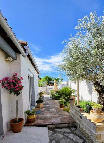 COUP DE COEUR A BAILLARGUES - Je vous propose à la vente cette jolie maison familiale de 136m2 de surface habitable (167 m2 d'emprise au sol)  répartie sur 2 niveaux sur une parcelle d'environ 500m2.
La maison lumineuse est composée au rez-de-chaussée d’une entrée, une grande pièce de vie avec cheminée, une cuisine ouverte aménagée et équipée avec coin repas, une grande buanderie avec dressing, deux chambres, une salle d’eau et des WC séparés. Une pièce actuellement utilisée en bureau peut être convertie en salle de jeux ou chambre selon les besoins.
A l’étage se trouvent deux chambres dont une avec une pièce supplémentaire en enfilade sous les toits, un dressing et une salle de bains avec WC. Les combles sont aménageables.
A l’extérieur, le jardin paysagé est agrémenté d’un coin détente avec jacuzzi  ainsi que d'une belle terrasse couverte qui offre ainsi un espace de vie supplémentaire.
Les plus : climatisation, alarme (capteur de mouvement), potentiel d’aménagement par les combles, possibilité de créer une 5ème chambre, panneaux photovoltaïques en contrat jusqu’en 2030 générant un revenu permettant de financer la taxe foncière, un grand garage, un abri voiture et la possibilité de garer 3 véhicules sur la propriété ajoute un confort supplémentaire au quotidien.
Emplacement stratégique et idéal proche de toutes les commodités (à 400m à pied du centre du village) commerces, écoles maternelles, élémentaires, collège, lycée international, Golf de Baillargues, ainsi que des grands axes autoroutiers, Gare TER (8mn du centre-ville de Montpellier, 37mn de Nîmes), gare Sud de France et aéroport à 20mn en voiture, les plages du littoral à moins de 20mn.