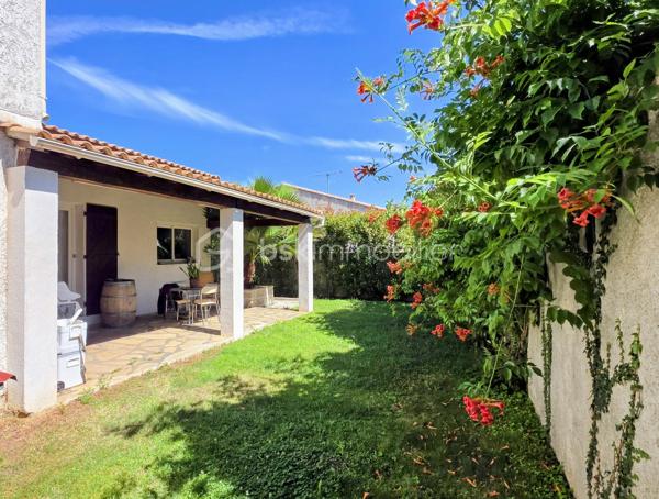 COUP DE COEUR A BAILLARGUES - Je vous propose à la vente cette jolie maison familiale de 136m2 de surface habitable (167 m2 d'emprise au sol)  répartie sur 2 niveaux sur une parcelle d'environ 500m2.
La maison lumineuse est composée au rez-de-chaussée d’une entrée, une grande pièce de vie avec cheminée, une cuisine ouverte aménagée et équipée avec coin repas, une grande buanderie avec dressing, deux chambres, une salle d’eau et des WC séparés. Une pièce actuellement utilisée en bureau peut être convertie en salle de jeux ou chambre selon les besoins.
A l’étage se trouvent deux chambres dont une avec une pièce supplémentaire en enfilade sous les toits, un dressing et une salle de bains avec WC. Les combles sont aménageables.
A l’extérieur, le jardin paysagé est agrémenté d’un coin détente avec jacuzzi  ainsi que d'une belle terrasse couverte qui offre ainsi un espace de vie supplémentaire.
Les plus : climatisation, alarme (capteur de mouvement), potentiel d’aménagement par les combles, possibilité de créer une 5ème chambre, panneaux photovoltaïques en contrat jusqu’en 2030 générant un revenu permettant de financer la taxe foncière, un grand garage, un abri voiture et la possibilité de garer 3 véhicules sur la propriété ajoute un confort supplémentaire au quotidien.
Emplacement stratégique et idéal proche de toutes les commodités (à 400m à pied du centre du village) commerces, écoles maternelles, élémentaires, collège, lycée international, Golf de Baillargues, ainsi que des grands axes autoroutiers, Gare TER (8mn du centre-ville de Montpellier, 37mn de Nîmes), gare Sud de France et aéroport à 20mn en voiture, les plages du littoral à moins de 20mn.