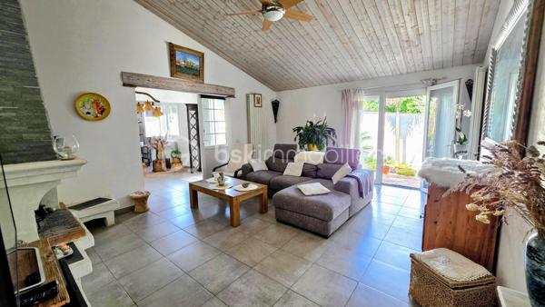 COUP DE COEUR A BAILLARGUES - Je vous propose à la vente cette jolie maison familiale de 136m2 de surface habitable (167 m2 d'emprise au sol)  répartie sur 2 niveaux sur une parcelle d'environ 500m2.
La maison lumineuse est composée au rez-de-chaussée d’une entrée, une grande pièce de vie avec cheminée, une cuisine ouverte aménagée et équipée avec coin repas, une grande buanderie avec dressing, deux chambres, une salle d’eau et des WC séparés. Une pièce actuellement utilisée en bureau peut être convertie en salle de jeux ou chambre selon les besoins.
A l’étage se trouvent deux chambres dont une avec une pièce supplémentaire en enfilade sous les toits, un dressing et une salle de bains avec WC. Les combles sont aménageables.
A l’extérieur, le jardin paysagé est agrémenté d’un coin détente avec jacuzzi  ainsi que d'une belle terrasse couverte qui offre ainsi un espace de vie supplémentaire.
Les plus : climatisation, alarme (capteur de mouvement), potentiel d’aménagement par les combles, possibilité de créer une 5ème chambre, panneaux photovoltaïques en contrat jusqu’en 2030 générant un revenu permettant de financer la taxe foncière, un grand garage, un abri voiture et la possibilité de garer 3 véhicules sur la propriété ajoute un confort supplémentaire au quotidien.
Emplacement stratégique et idéal proche de toutes les commodités (à 400m à pied du centre du village) commerces, écoles maternelles, élémentaires, collège, lycée international, Golf de Baillargues, ainsi que des grands axes autoroutiers, Gare TER (8mn du centre-ville de Montpellier, 37mn de Nîmes), gare Sud de France et aéroport à 20mn en voiture, les plages du littoral à moins de 20mn.