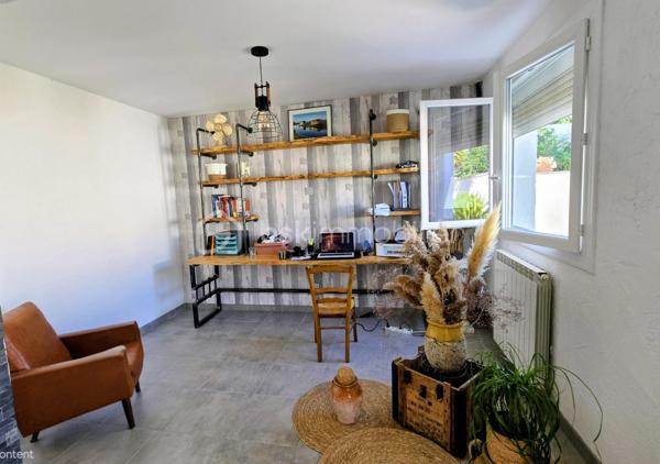COUP DE COEUR A BAILLARGUES - Je vous propose à la vente cette jolie maison familiale de 136m2 de surface habitable (167 m2 d'emprise au sol)  répartie sur 2 niveaux sur une parcelle d'environ 500m2.
La maison lumineuse est composée au rez-de-chaussée d’une entrée, une grande pièce de vie avec cheminée, une cuisine ouverte aménagée et équipée avec coin repas, une grande buanderie avec dressing, deux chambres, une salle d’eau et des WC séparés. Une pièce actuellement utilisée en bureau peut être convertie en salle de jeux ou chambre selon les besoins.
A l’étage se trouvent deux chambres dont une avec une pièce supplémentaire en enfilade sous les toits, un dressing et une salle de bains avec WC. Les combles sont aménageables.
A l’extérieur, le jardin paysagé est agrémenté d’un coin détente avec jacuzzi  ainsi que d'une belle terrasse couverte qui offre ainsi un espace de vie supplémentaire.
Les plus : climatisation, alarme (capteur de mouvement), potentiel d’aménagement par les combles, possibilité de créer une 5ème chambre, panneaux photovoltaïques en contrat jusqu’en 2030 générant un revenu permettant de financer la taxe foncière, un grand garage, un abri voiture et la possibilité de garer 3 véhicules sur la propriété ajoute un confort supplémentaire au quotidien.
Emplacement stratégique et idéal proche de toutes les commodités (à 400m à pied du centre du village) commerces, écoles maternelles, élémentaires, collège, lycée international, Golf de Baillargues, ainsi que des grands axes autoroutiers, Gare TER (8mn du centre-ville de Montpellier, 37mn de Nîmes), gare Sud de France et aéroport à 20mn en voiture, les plages du littoral à moins de 20mn.