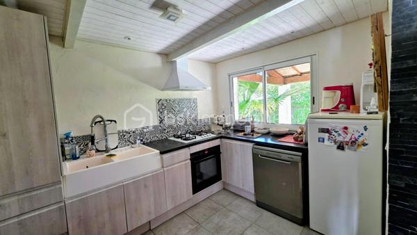 COUP DE COEUR A BAILLARGUES - Je vous propose à la vente cette jolie maison familiale de 136m2 de surface habitable (167 m2 d'emprise au sol)  répartie sur 2 niveaux sur une parcelle d'environ 500m2.
La maison lumineuse est composée au rez-de-chaussée d’une entrée, une grande pièce de vie avec cheminée, une cuisine ouverte aménagée et équipée avec coin repas, une grande buanderie avec dressing, deux chambres, une salle d’eau et des WC séparés. Une pièce actuellement utilisée en bureau peut être convertie en salle de jeux ou chambre selon les besoins.
A l’étage se trouvent deux chambres dont une avec une pièce supplémentaire en enfilade sous les toits, un dressing et une salle de bains avec WC. Les combles sont aménageables.
A l’extérieur, le jardin paysagé est agrémenté d’un coin détente avec jacuzzi  ainsi que d'une belle terrasse couverte qui offre ainsi un espace de vie supplémentaire.
Les plus : climatisation, alarme (capteur de mouvement), potentiel d’aménagement par les combles, possibilité de créer une 5ème chambre, panneaux photovoltaïques en contrat jusqu’en 2030 générant un revenu permettant de financer la taxe foncière, un grand garage, un abri voiture et la possibilité de garer 3 véhicules sur la propriété ajoute un confort supplémentaire au quotidien.
Emplacement stratégique et idéal proche de toutes les commodités (à 400m à pied du centre du village) commerces, écoles maternelles, élémentaires, collège, lycée international, Golf de Baillargues, ainsi que des grands axes autoroutiers, Gare TER (8mn du centre-ville de Montpellier, 37mn de Nîmes), gare Sud de France et aéroport à 20mn en voiture, les plages du littoral à moins de 20mn.