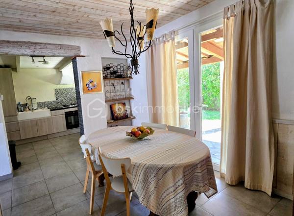 COUP DE COEUR A BAILLARGUES - Je vous propose à la vente cette jolie maison familiale de 136m2 de surface habitable (167 m2 d'emprise au sol)  répartie sur 2 niveaux sur une parcelle d'environ 500m2.
La maison lumineuse est composée au rez-de-chaussée d’une entrée, une grande pièce de vie avec cheminée, une cuisine ouverte aménagée et équipée avec coin repas, une grande buanderie avec dressing, deux chambres, une salle d’eau et des WC séparés. Une pièce actuellement utilisée en bureau peut être convertie en salle de jeux ou chambre selon les besoins.
A l’étage se trouvent deux chambres dont une avec une pièce supplémentaire en enfilade sous les toits, un dressing et une salle de bains avec WC. Les combles sont aménageables.
A l’extérieur, le jardin paysagé est agrémenté d’un coin détente avec jacuzzi  ainsi que d'une belle terrasse couverte qui offre ainsi un espace de vie supplémentaire.
Les plus : climatisation, alarme (capteur de mouvement), potentiel d’aménagement par les combles, possibilité de créer une 5ème chambre, panneaux photovoltaïques en contrat jusqu’en 2030 générant un revenu permettant de financer la taxe foncière, un grand garage, un abri voiture et la possibilité de garer 3 véhicules sur la propriété ajoute un confort supplémentaire au quotidien.
Emplacement stratégique et idéal proche de toutes les commodités (à 400m à pied du centre du village) commerces, écoles maternelles, élémentaires, collège, lycée international, Golf de Baillargues, ainsi que des grands axes autoroutiers, Gare TER (8mn du centre-ville de Montpellier, 37mn de Nîmes), gare Sud de France et aéroport à 20mn en voiture, les plages du littoral à moins de 20mn.