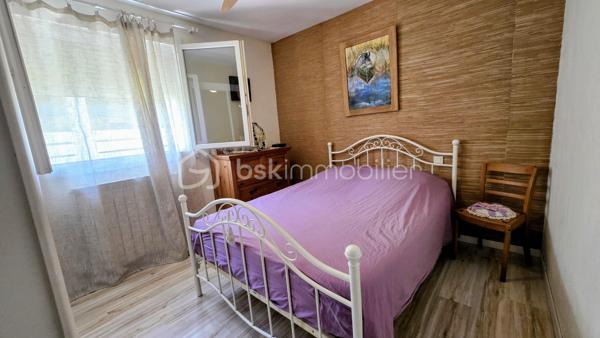 COUP DE COEUR A BAILLARGUES - Je vous propose à la vente cette jolie maison familiale de 136m2 de surface habitable (167 m2 d'emprise au sol)  répartie sur 2 niveaux sur une parcelle d'environ 500m2.
La maison lumineuse est composée au rez-de-chaussée d’une entrée, une grande pièce de vie avec cheminée, une cuisine ouverte aménagée et équipée avec coin repas, une grande buanderie avec dressing, deux chambres, une salle d’eau et des WC séparés. Une pièce actuellement utilisée en bureau peut être convertie en salle de jeux ou chambre selon les besoins.
A l’étage se trouvent deux chambres dont une avec une pièce supplémentaire en enfilade sous les toits, un dressing et une salle de bains avec WC. Les combles sont aménageables.
A l’extérieur, le jardin paysagé est agrémenté d’un coin détente avec jacuzzi  ainsi que d'une belle terrasse couverte qui offre ainsi un espace de vie supplémentaire.
Les plus : climatisation, alarme (capteur de mouvement), potentiel d’aménagement par les combles, possibilité de créer une 5ème chambre, panneaux photovoltaïques en contrat jusqu’en 2030 générant un revenu permettant de financer la taxe foncière, un grand garage, un abri voiture et la possibilité de garer 3 véhicules sur la propriété ajoute un confort supplémentaire au quotidien.
Emplacement stratégique et idéal proche de toutes les commodités (à 400m à pied du centre du village) commerces, écoles maternelles, élémentaires, collège, lycée international, Golf de Baillargues, ainsi que des grands axes autoroutiers, Gare TER (8mn du centre-ville de Montpellier, 37mn de Nîmes), gare Sud de France et aéroport à 20mn en voiture, les plages du littoral à moins de 20mn.